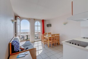 Interior - Spacious Loire Coastal Stay for 5 (La- Tranche-sur- mer)