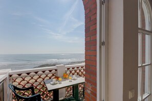 Outdoor dining - Seaside Apartment for 6 in Loire (La- Tranche-sur- mer)