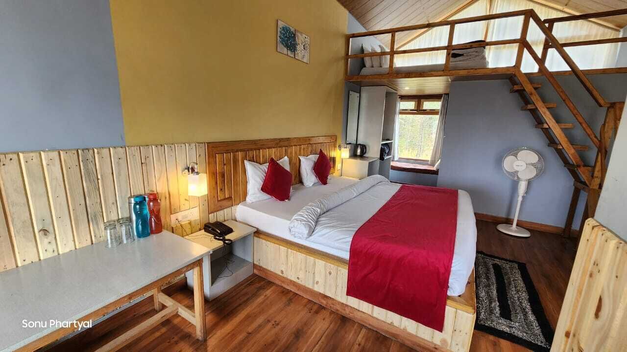 Chambre familiale, vue sur la ville | Bureau, accès au Wi-Fi (inclus)