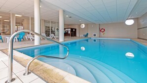 An indoor swimming pool with clear water, surrounded by lounge chairs and a tiled floor. - Stay with Indoor Pool & Sea (Plougonvelin)