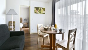 Smart TV - La Rochelle Coastal Stay for 4 (Lagord)