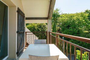 Outdoor dining - 2BR Normandy Stay for 6 (Parentis-en-Born)