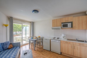 Coffee/tea maker, fridge, microwave, stovetop - Coastal apartment for family stay (LES  SABLES  D'OLONNE)
