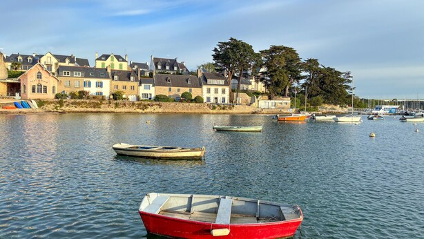A calm harbor with boats, a stone wall, and buildings with multiple stories. - 5 bedroom amazing home in Combrit - St Marine (Combrit - St Marine)