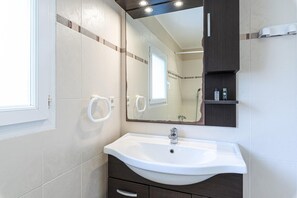 Shower - Solenzara Coastal Villa for 4 (Sari-Solenzara)