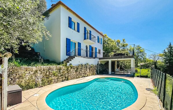 A two-story house with a swimming pool, stone wall, and a covered outdoor area. - Awesome home in Châteauneuf-Grasse (Châteauneuf-Grasse)