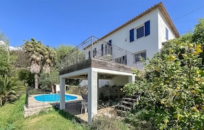 A two-story house with a balcony, a swimming pool, and lush greenery. - Awesome home in Châteauneuf-Grasse (Châteauneuf-Grasse)