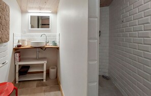 Shower, hair dryer - 2 bedroom lovely home in Les Portes-en-Ré (Les Portes-en-Ré)
