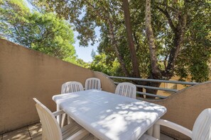 Outdoor dining - Family Villa Near Favone Beach (Sari-Solenzara)