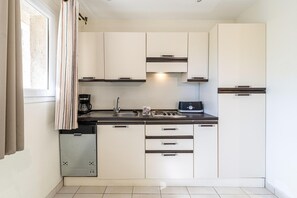 Réfrigérateur, micro-ondes, plaque de cuisson, lave-vaisselle
