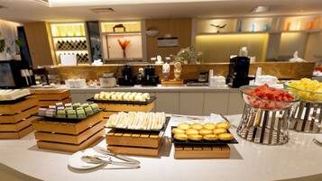 Free daily buffet breakfast