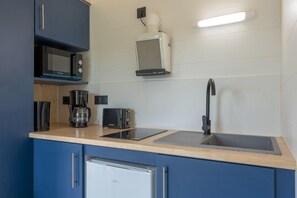 Réfrigérateur, micro-ondes, plaque de cuisson, lave-vaisselle