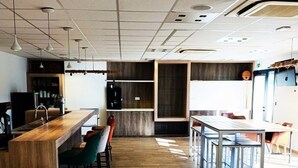 Una cocina moderna con encimera de madera, taburetes de bar y una isla grande.
