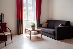 Living area - Tranquil 4-Guest Accessible Stay (DINAN)
