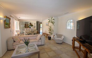 Smart TV, fireplace, ping pong - Stunning home in Hyères with sauna (Hyères)