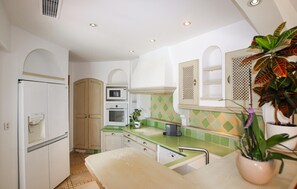 Fridge, microwave, oven, stovetop - Stunning home in Hyères with sauna (Hyères)