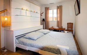 Iron/ironing board, travel cot, free WiFi - Stunning home in Hyères with sauna (Hyères)