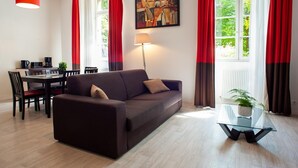 Smart TV - Retreat, Views of Meadows (DINAN)