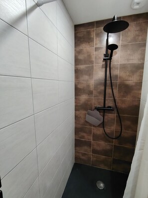 Shower, hair dryer, towels, toilet paper - Spacious apartment with terrace (Saint-Jean-de-Monts)