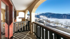 Un balcon avec vue sur des montagnes enneigées.