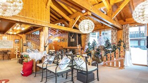 Ein gemütliches Interieur mit Holzbalken, Kamin und Weihnachtsdekorationen.
