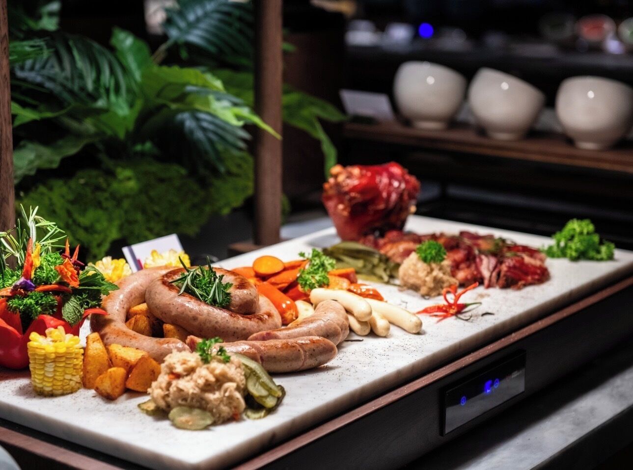 Un buffet proposant une variété de viandes, de légumes et d’accompagnements.