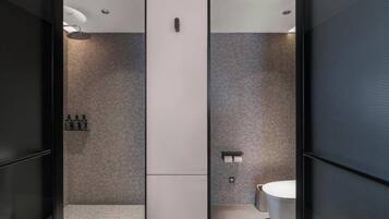 Basic-Doppelzimmer | Badezimmer | Dusche, kostenlose Toilettenartikel, Haartrockner, Hausschuhe