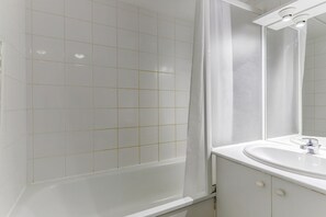 Bathroom - Relaxed family home in Égletons (EGLETONS)