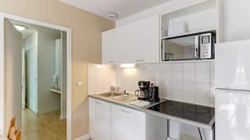 Geladeira, micro-ondas, cooktop, cafeteira/chaleira