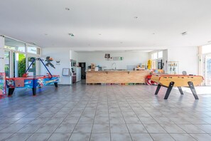 Games room - Duplex holiday home with terrace (Aubignan)