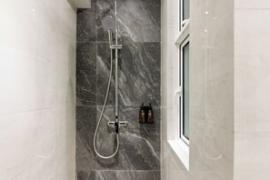 Ducha, secador de pelo, toallas y jabón