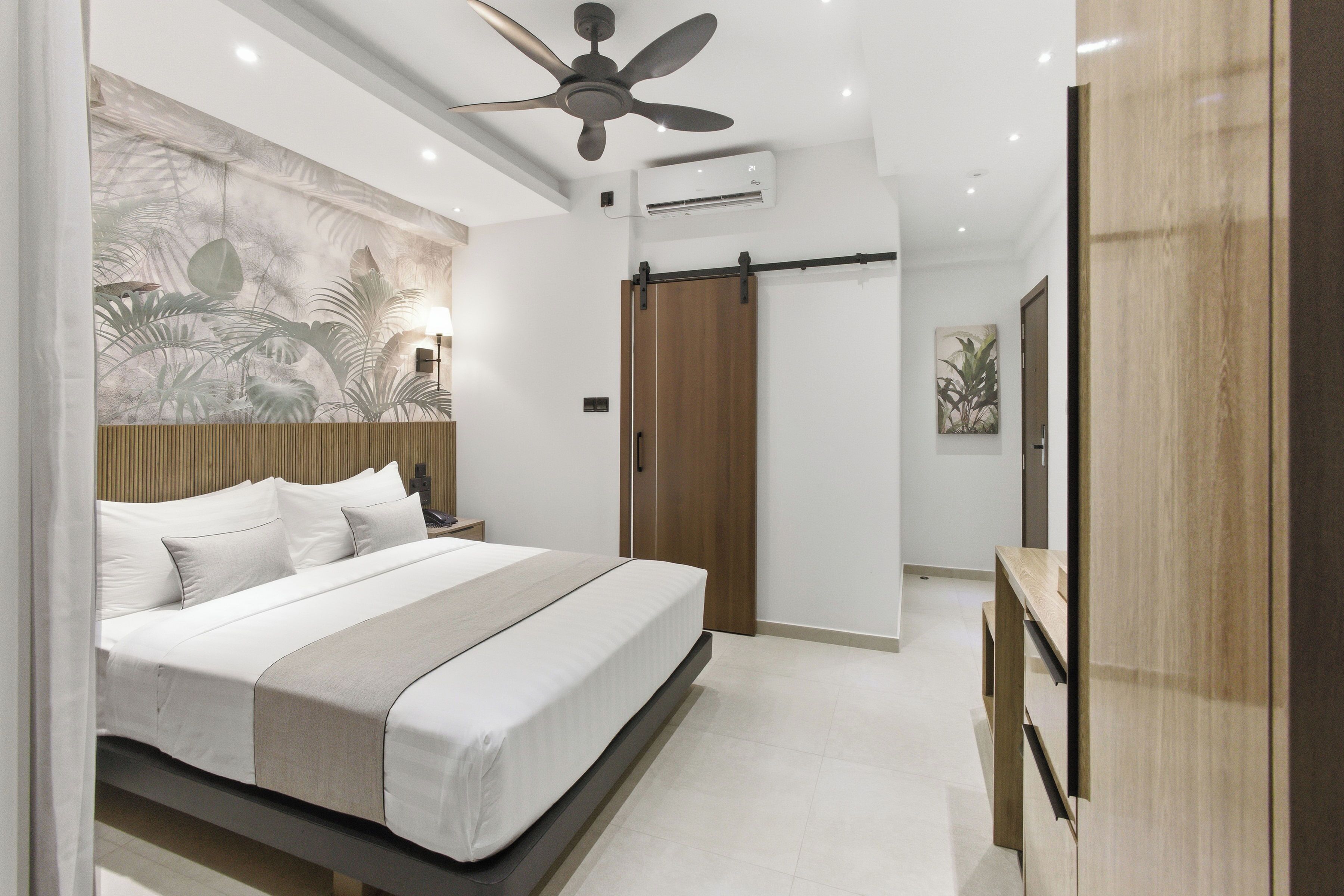 Superior Deluxe Double or Twin Room (Free Return Airport Transfer) | Brankas, meja kerja, ruang kerja ramah laptop, dan setrika/meja setrika