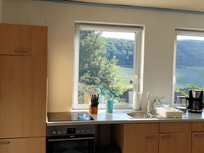 Refrigerador, microondas, horno y utensilios de cocina 