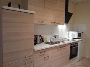 Fridge, microwave, oven, cookware/dishes/utensils - Maisonette-Wohnung mit überdachter Lounge-Terrasse by Interhome (Nüdlingen)