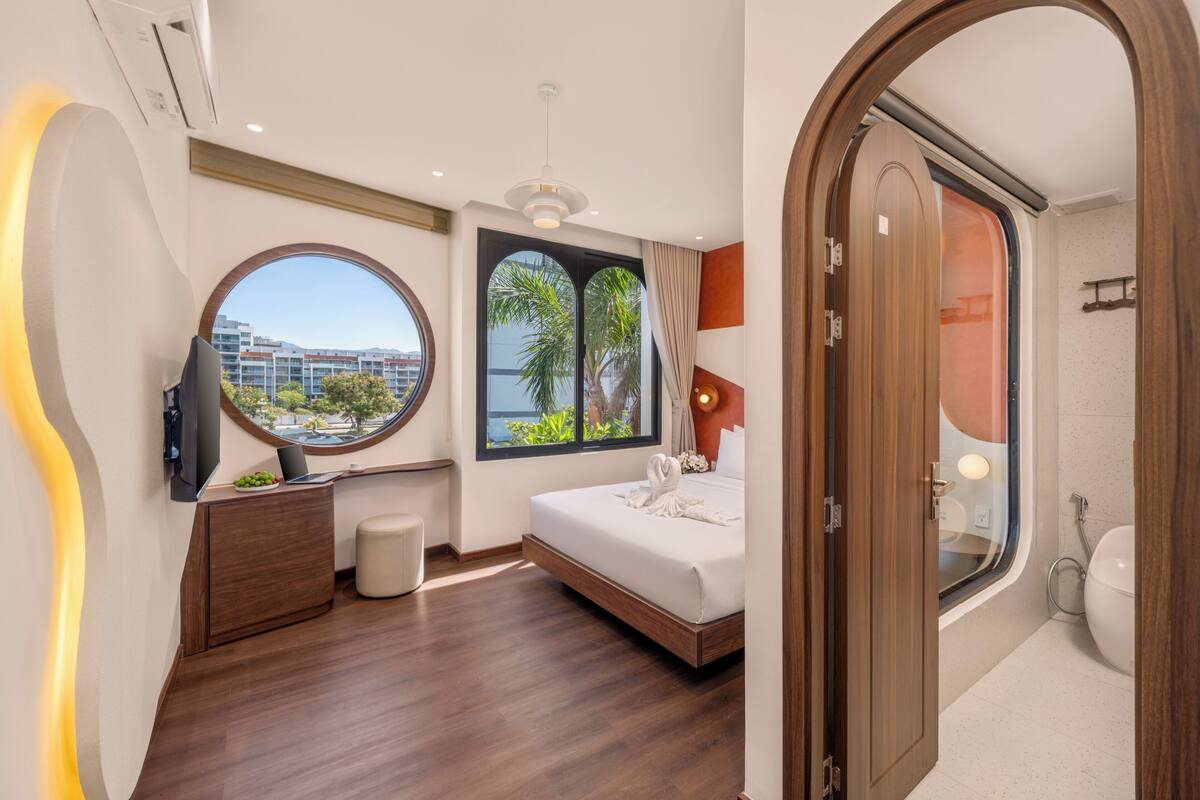 City Suite | Desk, free WiFi