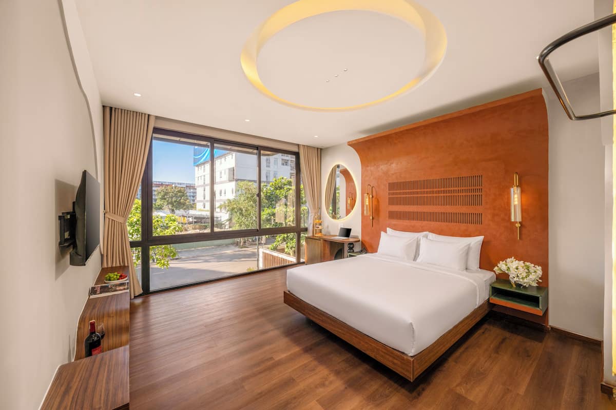 Executive Suite, City View | Desk, free WiFi