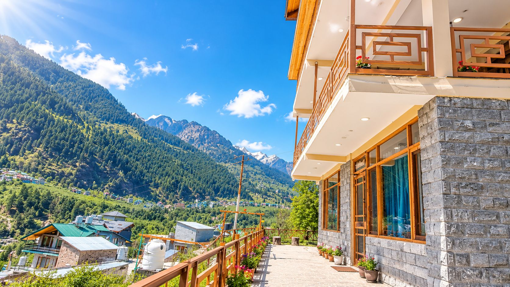 Un hôtel avec vue sur la montagne, doté d’un balcon, d’une façade en pierre et offrant un panorama sur les environs.