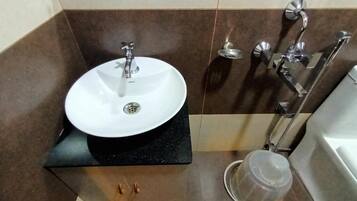 Deluxe Double or Twin Room | Bathroom | Soap, shampoo