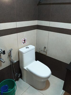 Economy Double Room, Non Smoking | Bathroom