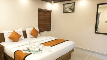 Deluxe Double or Twin Room | Bathroom | Soap, shampoo