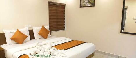 Deluxe Double or Twin Room | Bathroom | Soap, shampoo