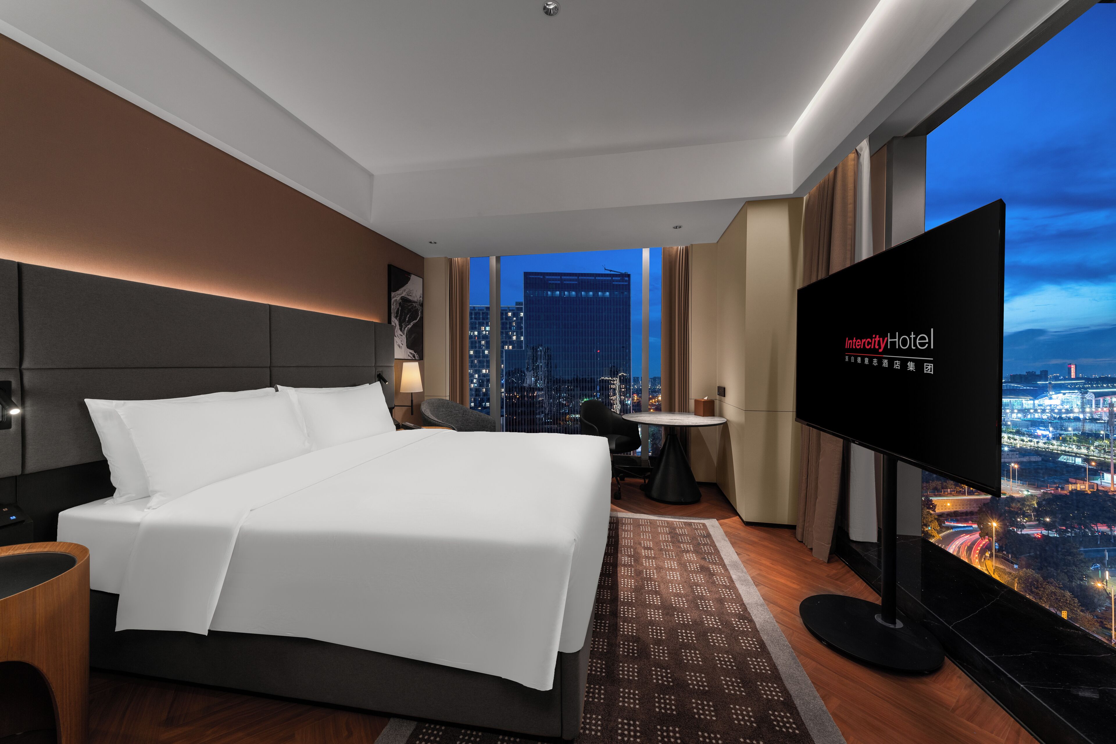 Cortinas blackout, tabla de planchar con plancha y wifi gratis 