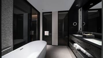 Superior suite | Badkamer | Een haardroger, pantoffels, handdoeken, zeep