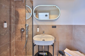 Tek Kisilik Deniz Manzarali Balkonlu Oda | Blackout drapes, soundproofing, iron/ironing board, free WiFi