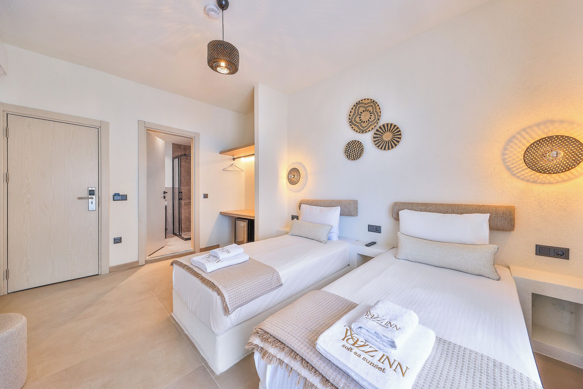 Standard Iki Ayri Yatakli, Yandan Deniz Manzarali, Balkonlu Oda | Blackout drapes, soundproofing, iron/ironing board, free WiFi