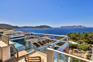Deluxe Cift Kisilik Deniz Manzarali, Balkonlu Oda | Blackout drapes, soundproofing, iron/ironing board, free WiFi - yazz inn (kas)
