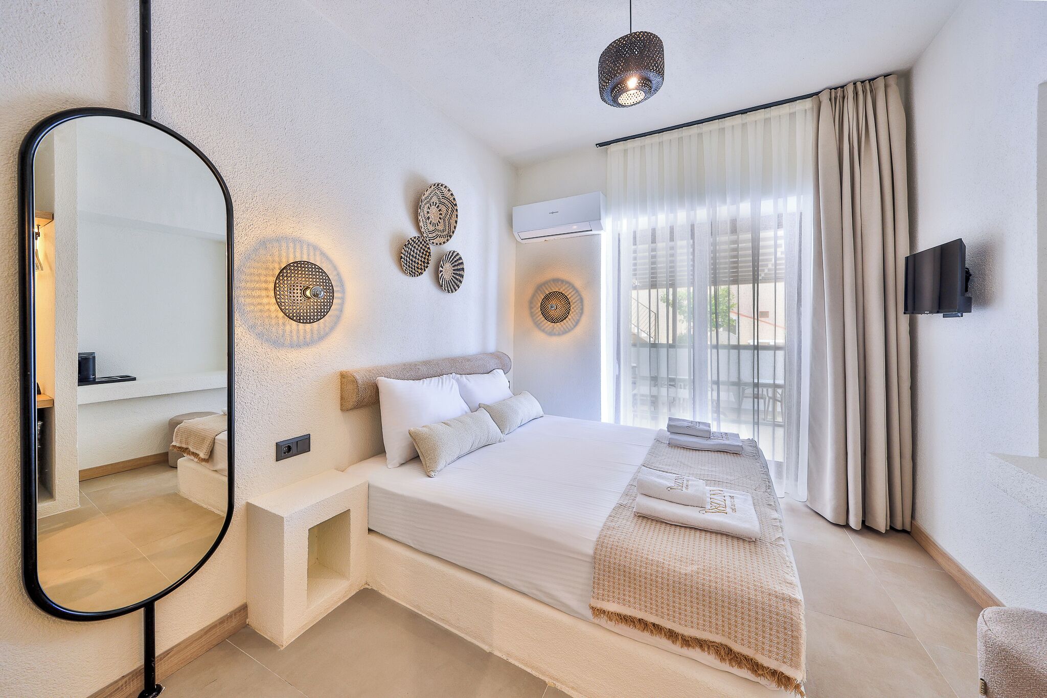 Iki Kisilik Kara Manzarali Balkonlu Oda | Blackout drapes, soundproofing, iron/ironing board, free WiFi