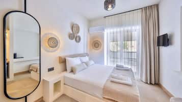 Iki Kisilik Kara Manzarali Balkonlu Oda | Minibar, blackout curtains, soundproofing, iron/ironing board