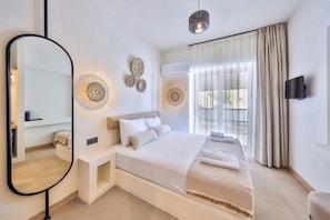 Iki Kisilik Kara Manzarali Balkonlu Oda | Blackout drapes, soundproofing, iron/ironing board, free WiFi