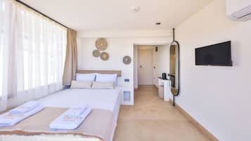 Deluxe Cift Kisilik Deniz Manzarali, Balkonlu Oda | Blackout drapes, soundproofing, iron/ironing board, free WiFi